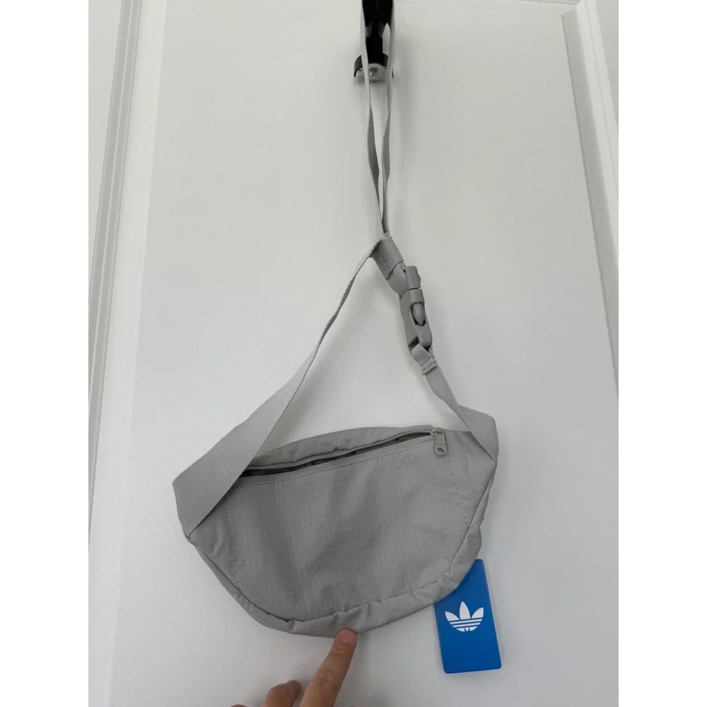 ADIDAS/FANNY PACK/GRAY/ADJUSTABLE/ 3 STORAGE SPACES/NWT/MSAAFPG091326